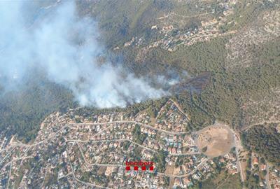 L'incendi forestal de Cubelles queda estabilitzat després de mobilitzar 35 dotacions terrestres i 10 mitjans aeris. Bombers